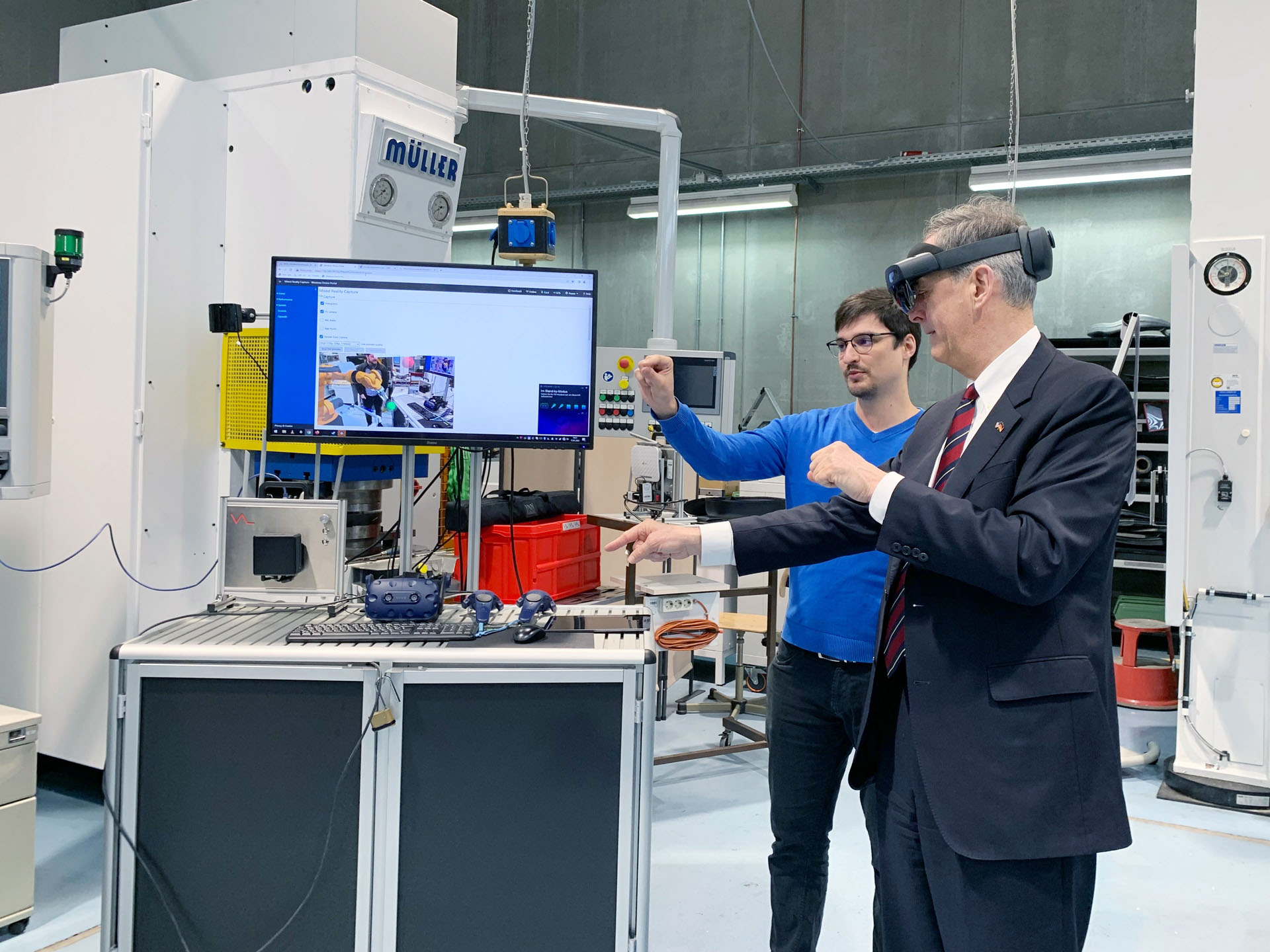 Generalkonsul Norman Thatcher Scharpf bedient im Virtual Reality Lab den Digitalen Zwilling einer Maschine.