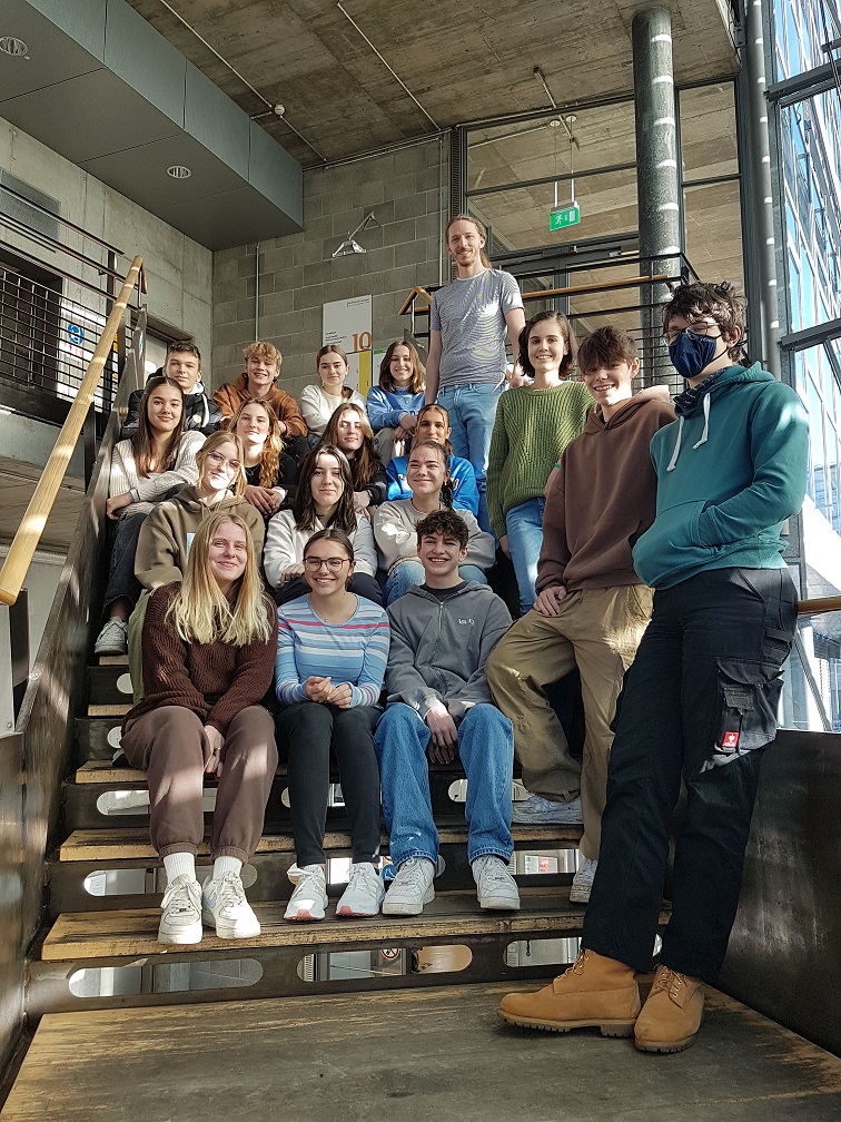Gruppe von Schülerinnen und Schülern mit Lehrer an der Hochschule Esslingen