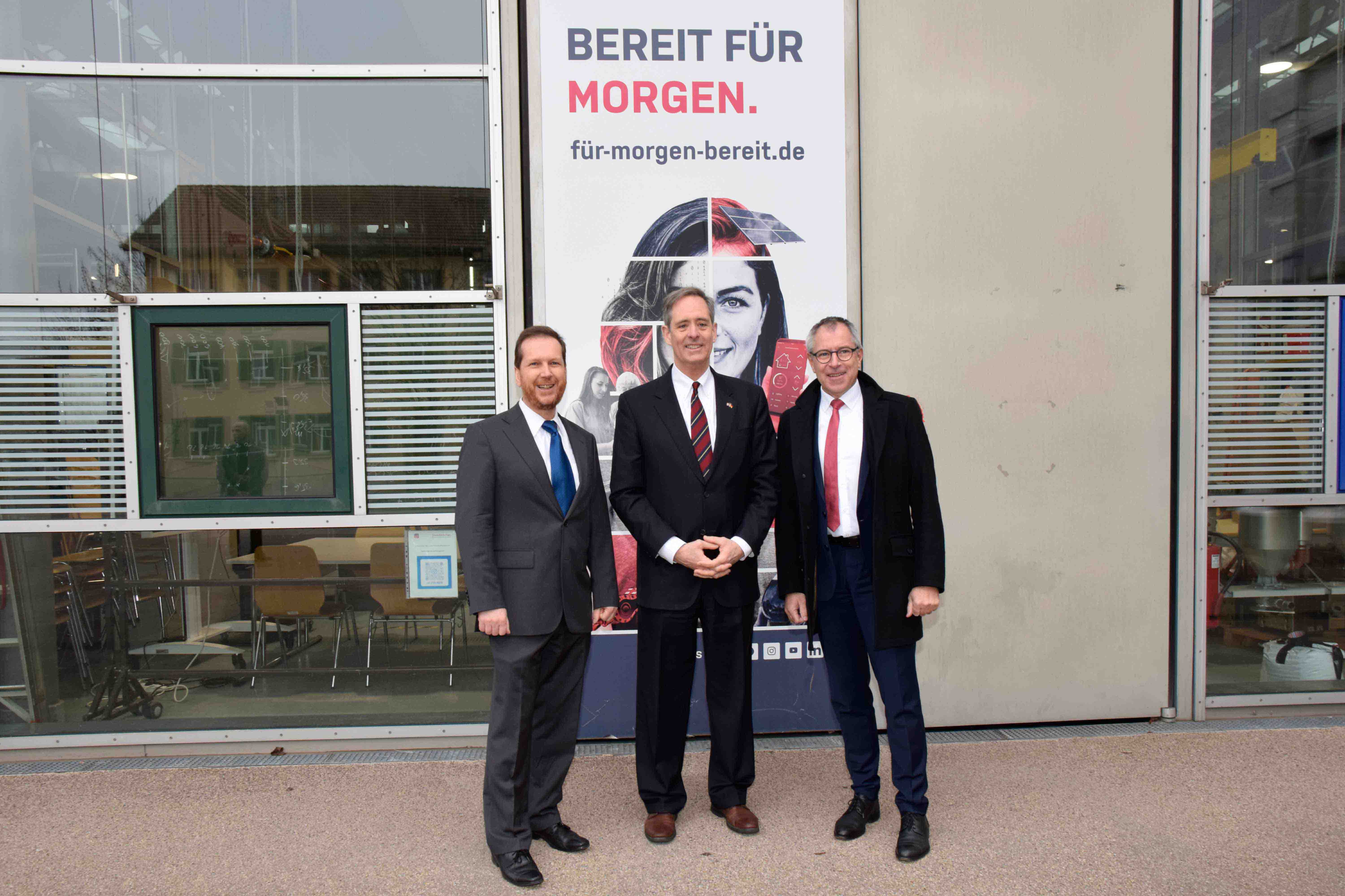 Prof. Zürn, Generalkonsul Scharpf und Rektor Prof. Wolfmaier auf einem Gruppenbild.