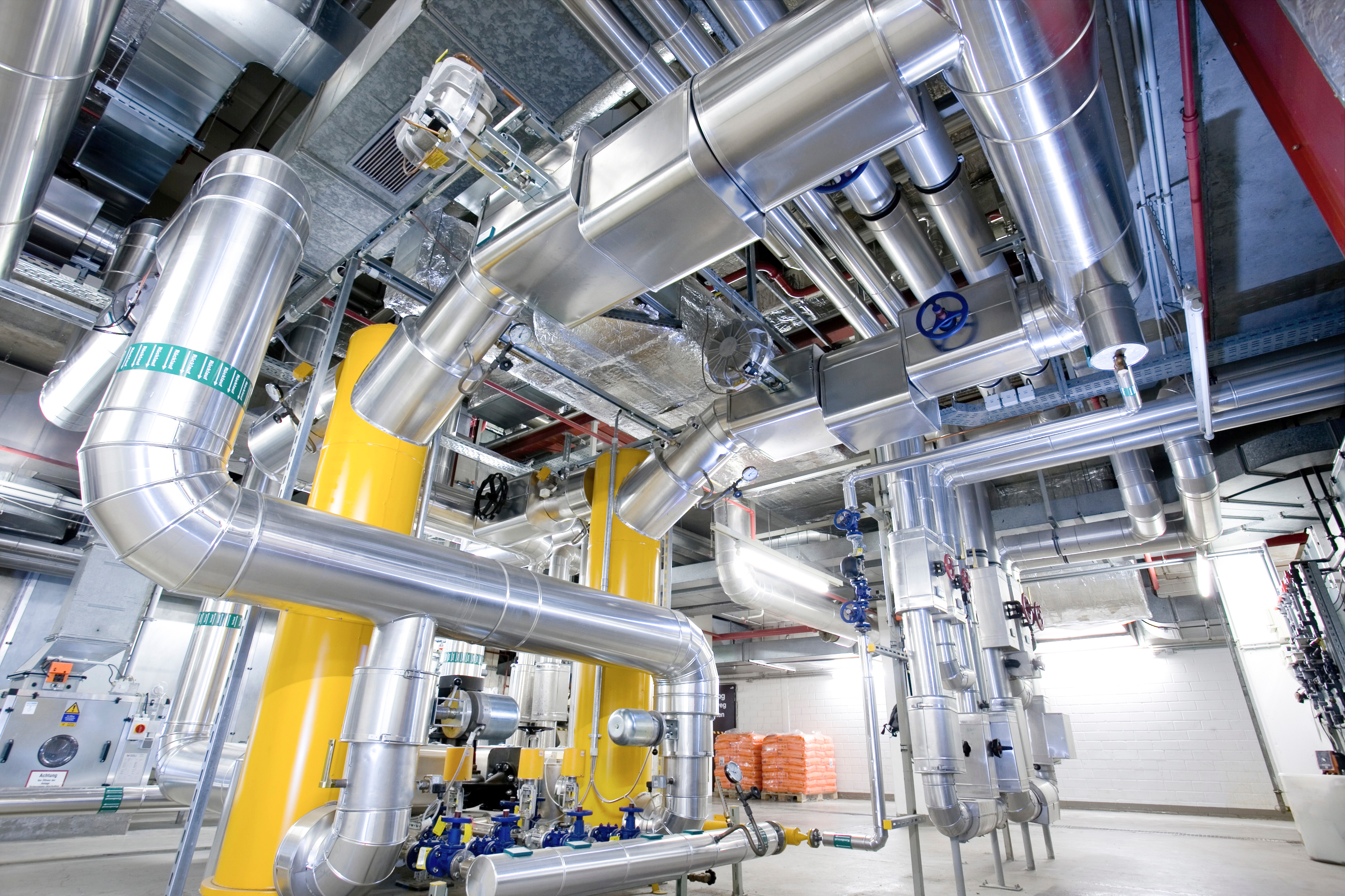 Rohre und Ventile zur Klimatisierung mit Wärmetauscher in Industrieanlagen