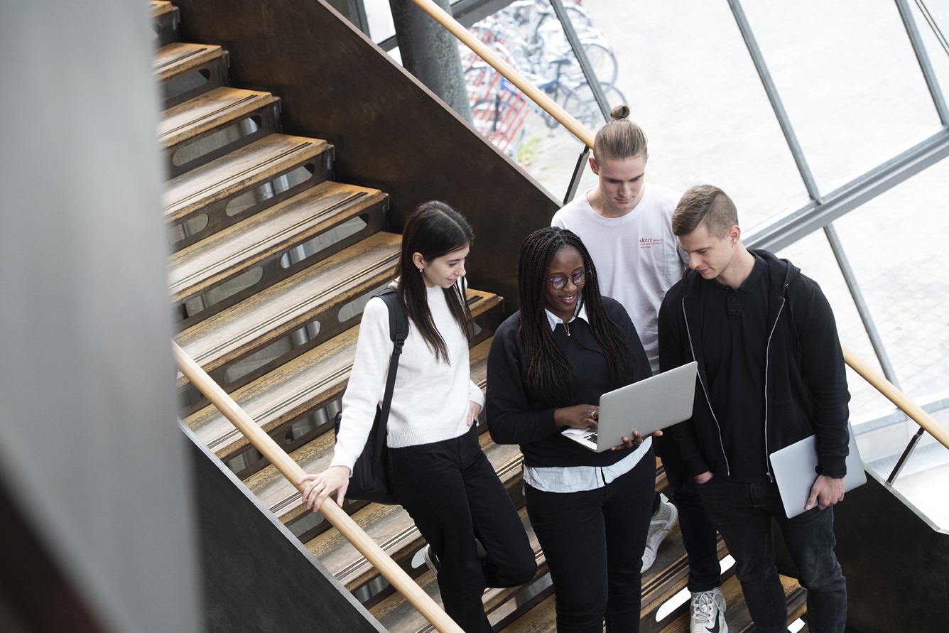 Studierende der Hochschule Esslingen auf einer Treppe