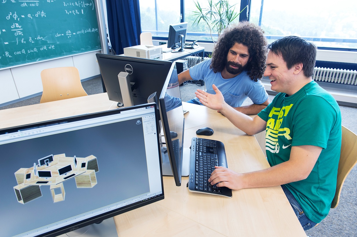 Zwei Studierende der Hochschule Esslingen sitzen an Computer-Bildschirmen