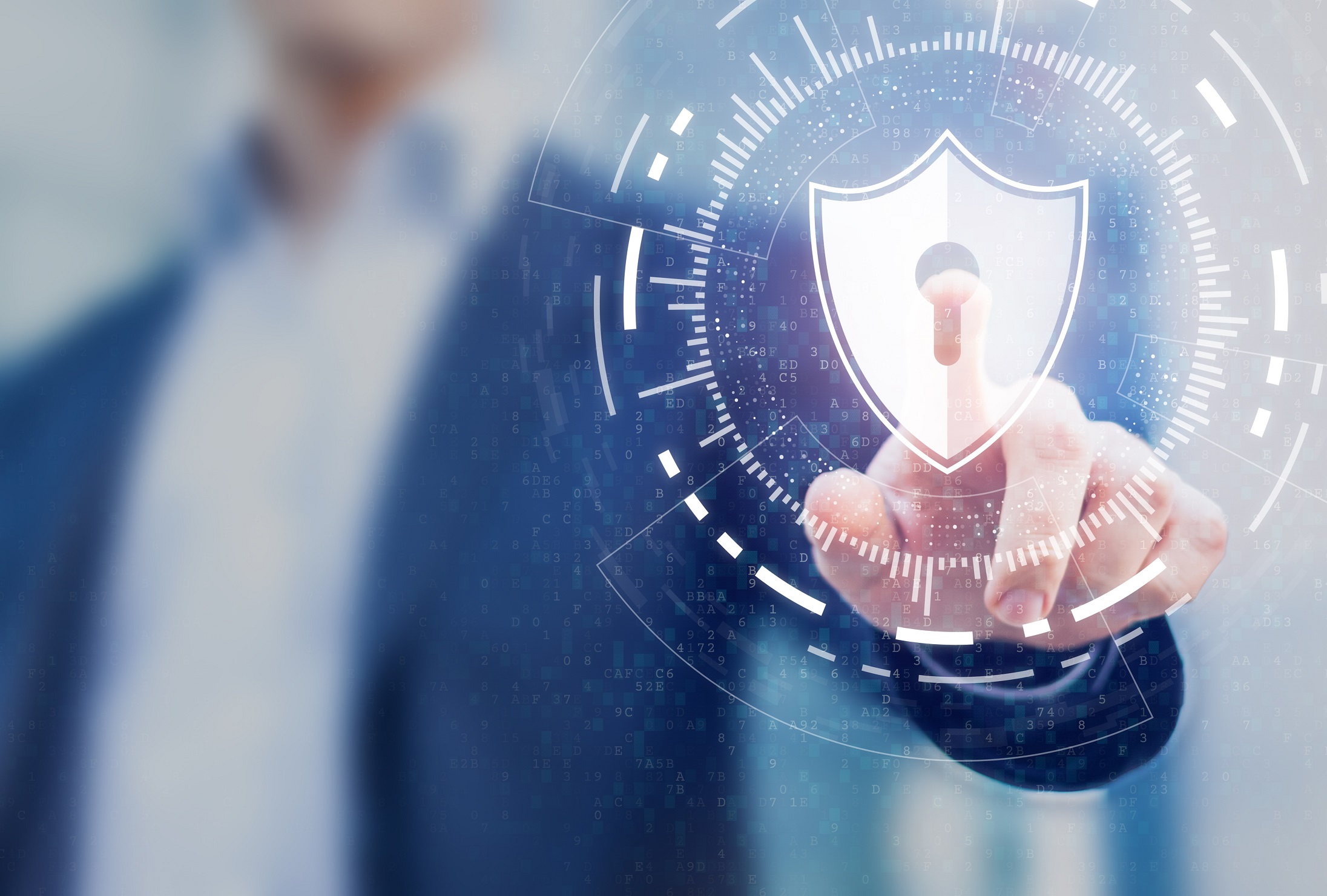 Mann steht im Hintergrund und klickt auf ein Symbol für Datensicherheit