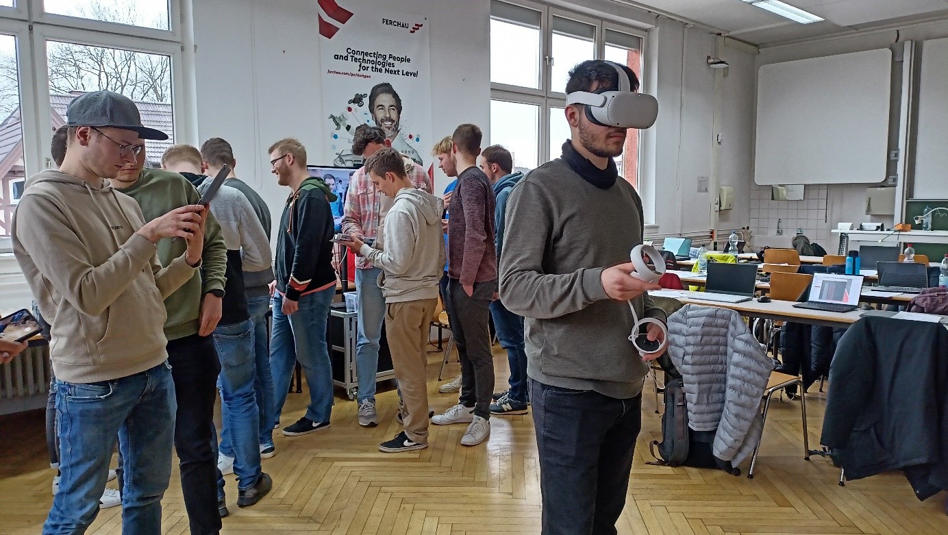 Schülerinnen und Schüler testen Virtual Reality Brillen an der Hochschule Esslingen aus