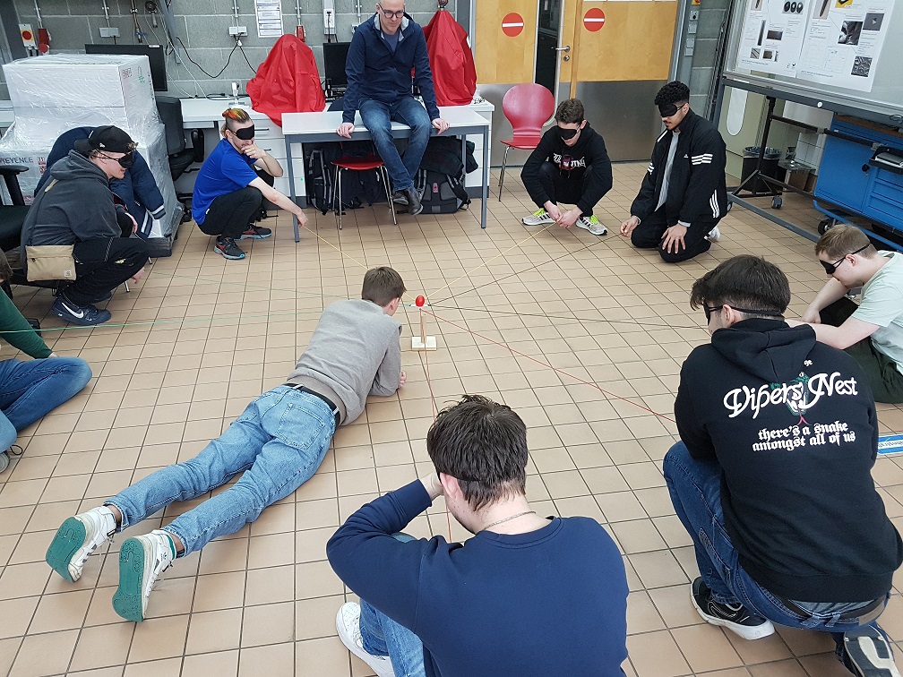 Gruppe von Studierenden aus der Fakultät Maschinen und Systeme der Hochschule Esslingen