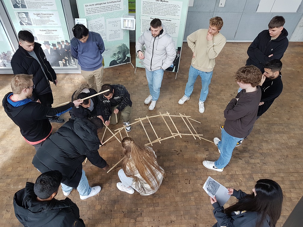 Gruppe von Studierenden aus der Fakultät Maschinen und Systeme der Hochschule Esslingen
