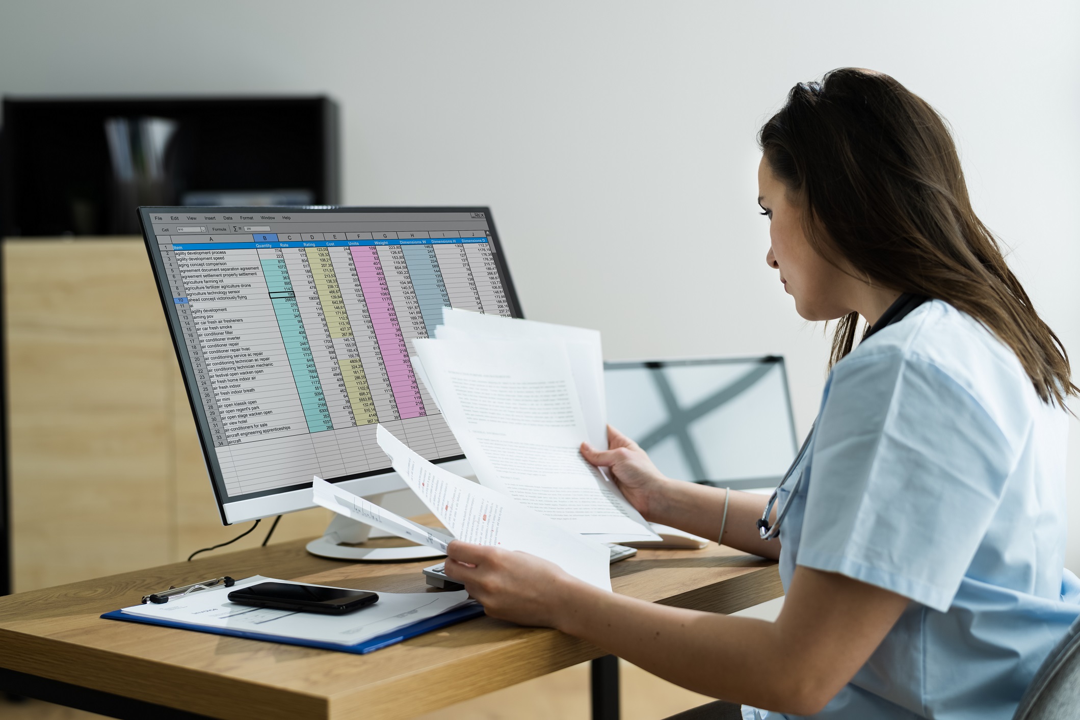 Pflegekraft sitzt am Computer