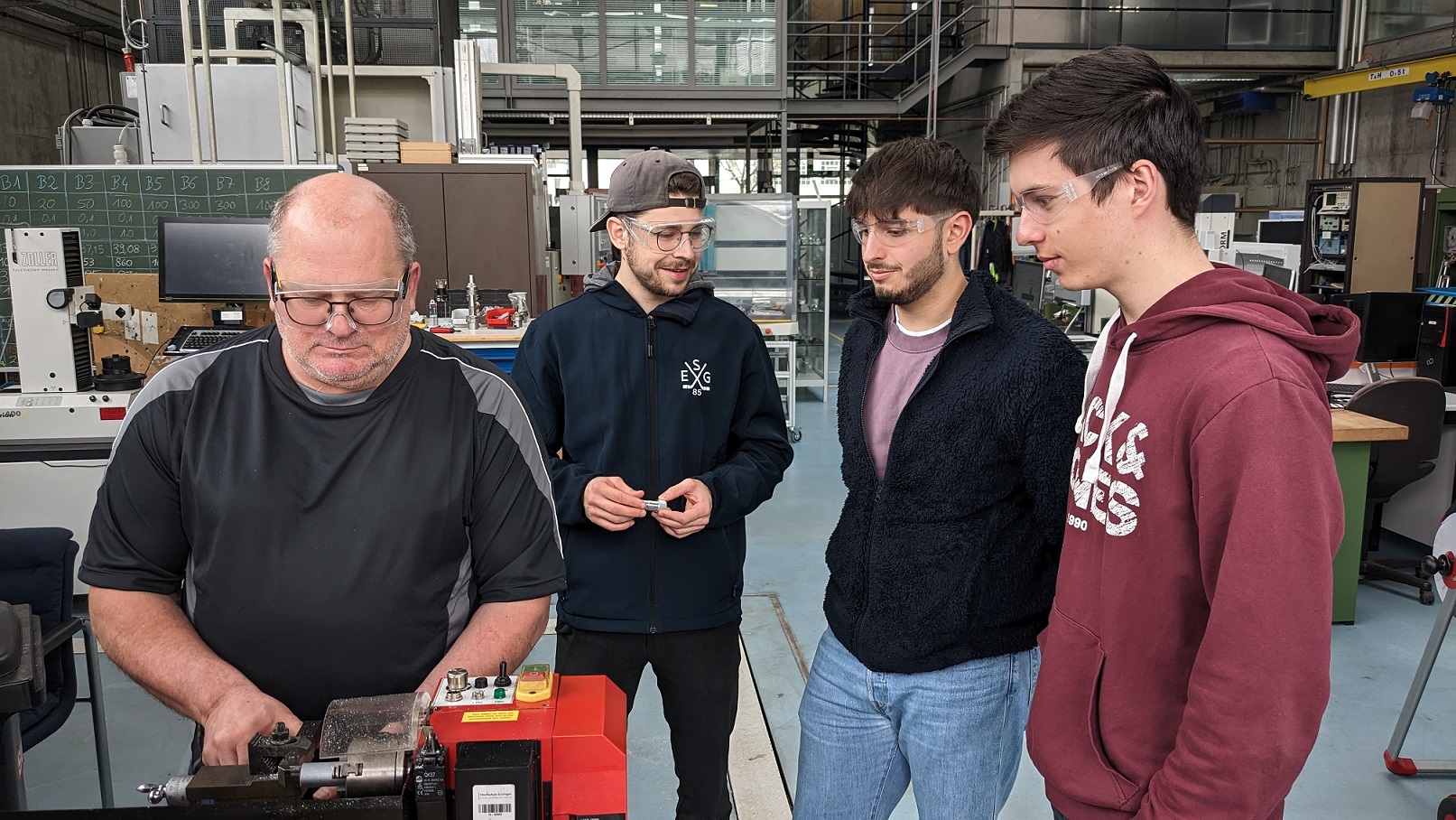 Schüler zu Gast in einem Labor der Hochschule Esslingen