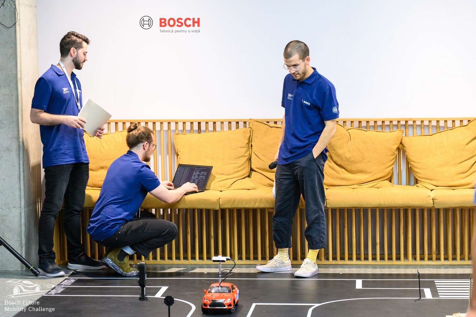 Gruppe von Studierenden mit autonom fahrendem Auto Hochschule Esslingen