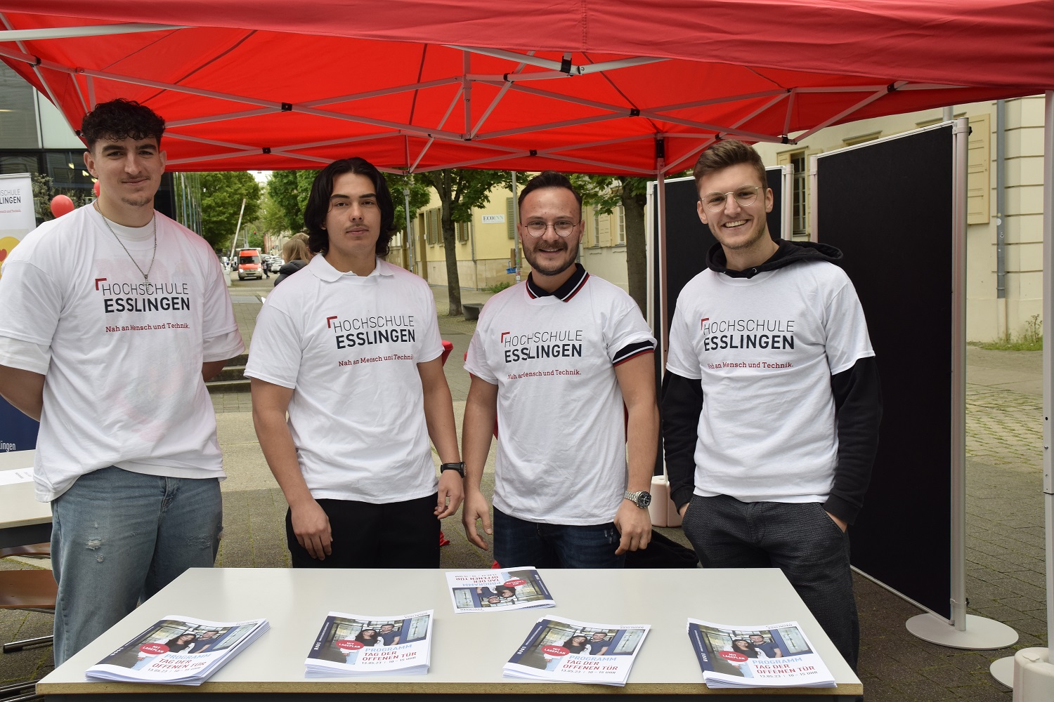 Vier Studierende beim Tag der offenen Tür der Hochschule Esslingen