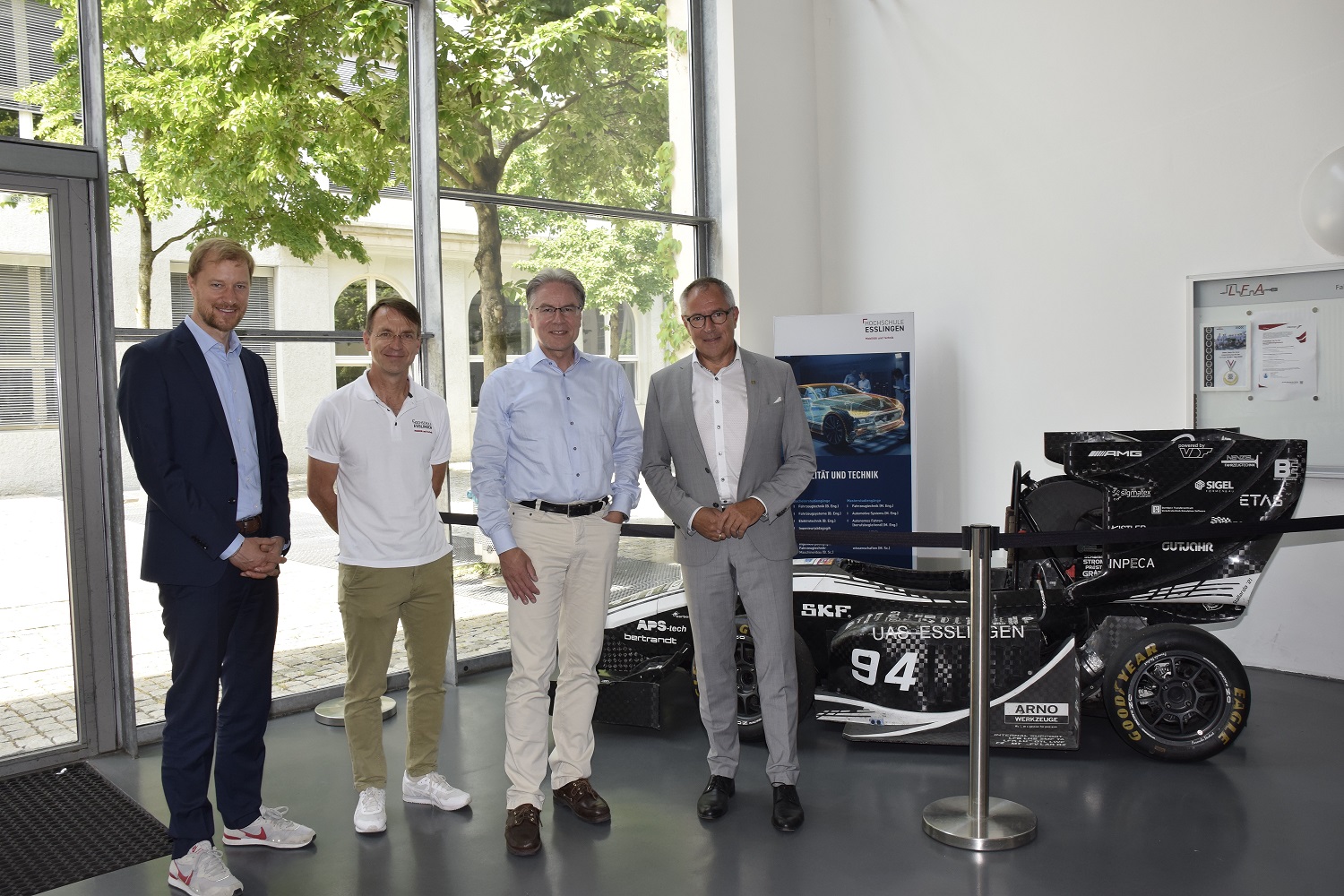 Porsche-Personalvorstand Andreas Haffner mit Professoren der Hochschule Esslingen 