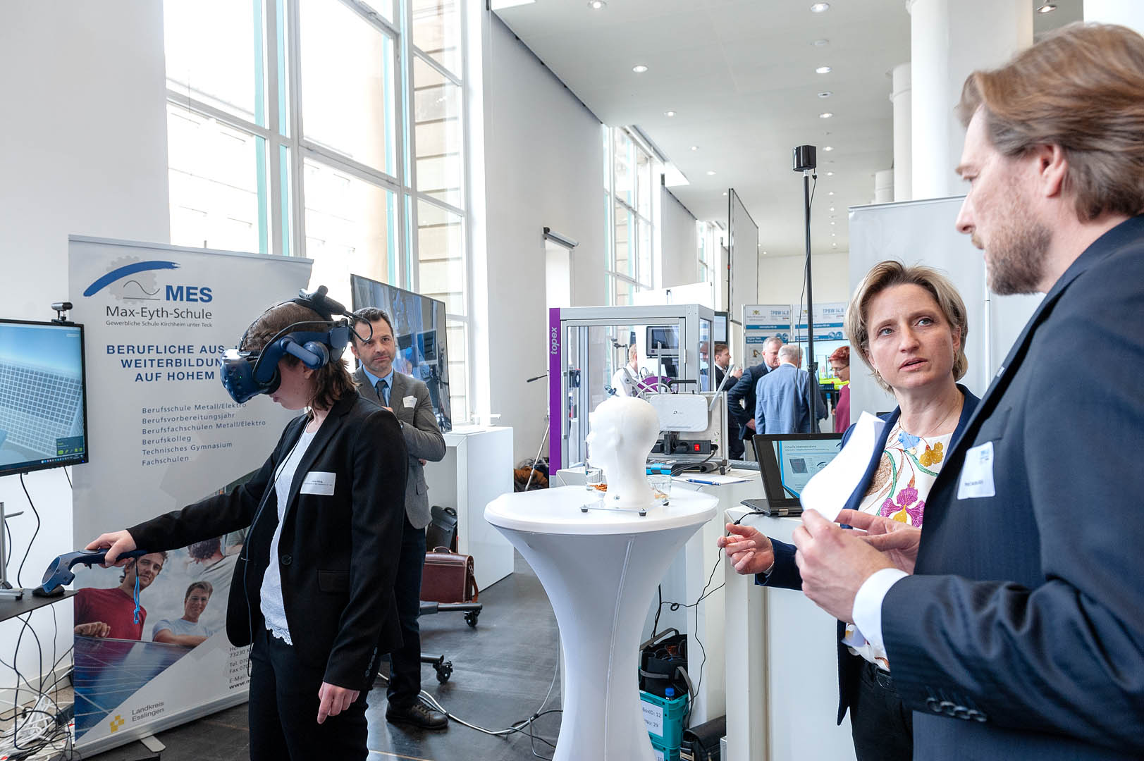 Messestand der Hochschule Esslingen, an dem sich ein Mann und eine Frau unterhalten