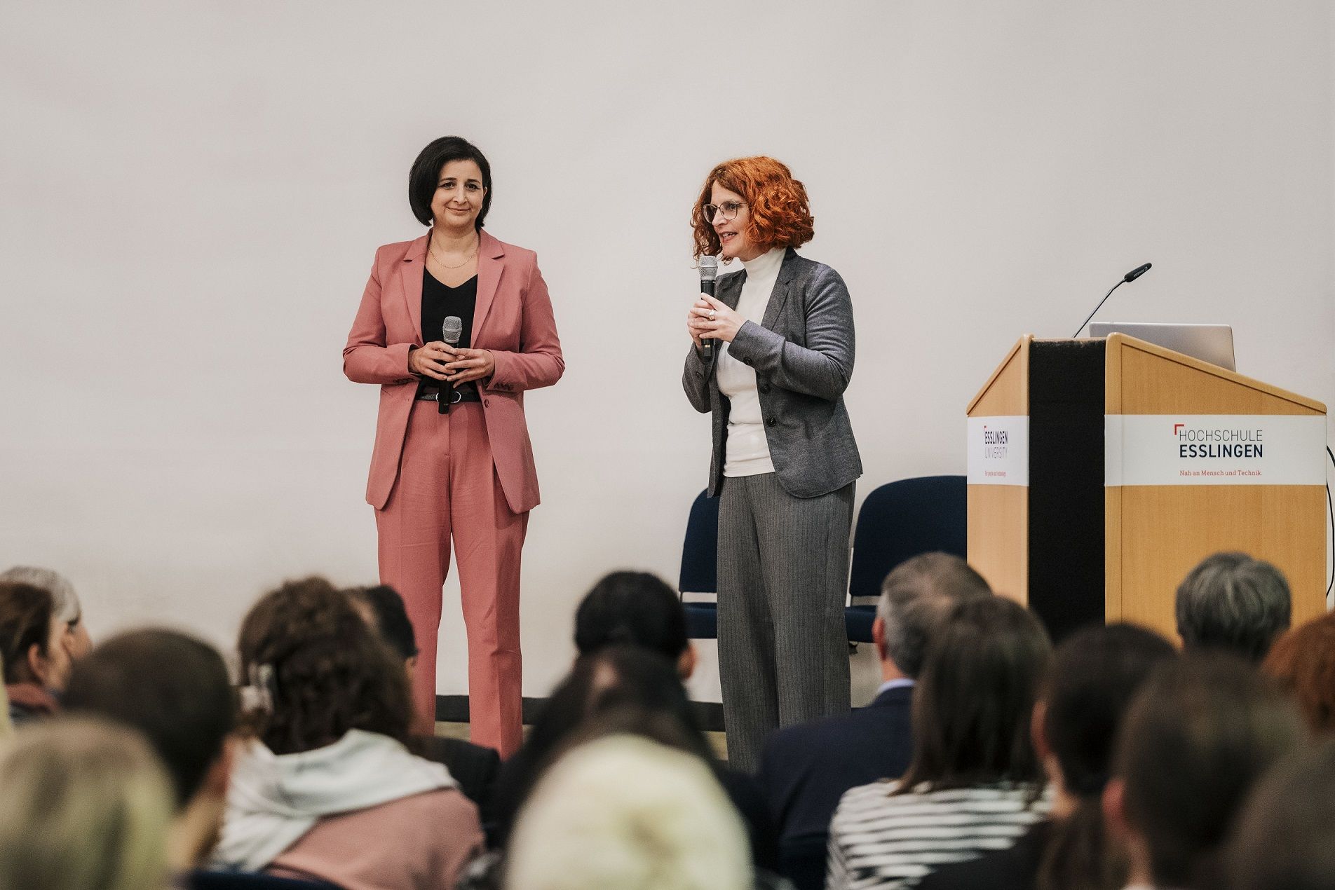 Zwei Rednerinnen auf der Bühne der Aula