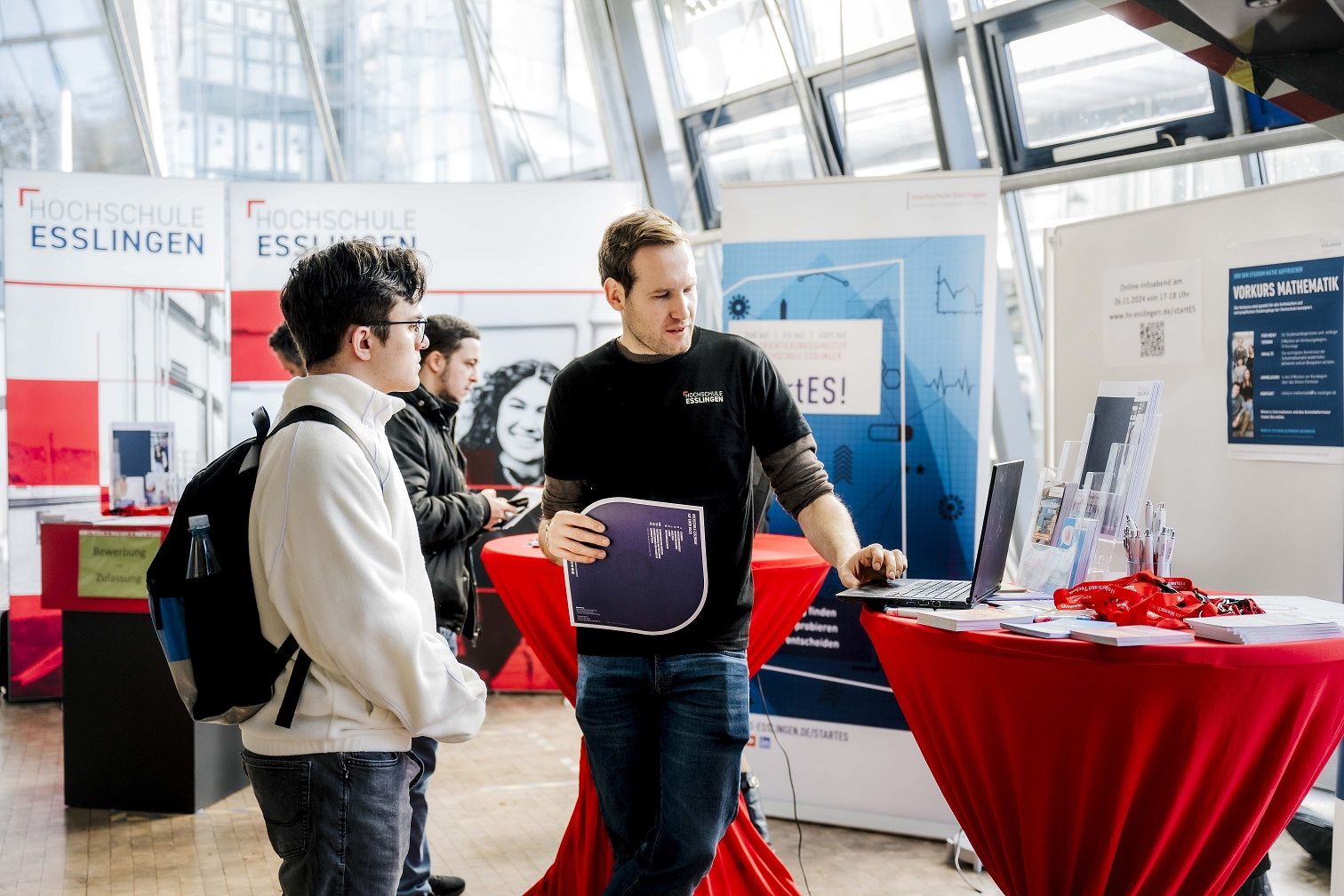 Beratung am Studieninfotag der Hochschule Esslingen