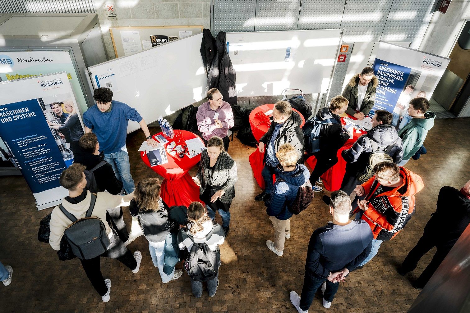 Beratungsstände beim Studieninfotag der Hochschule Esslingen