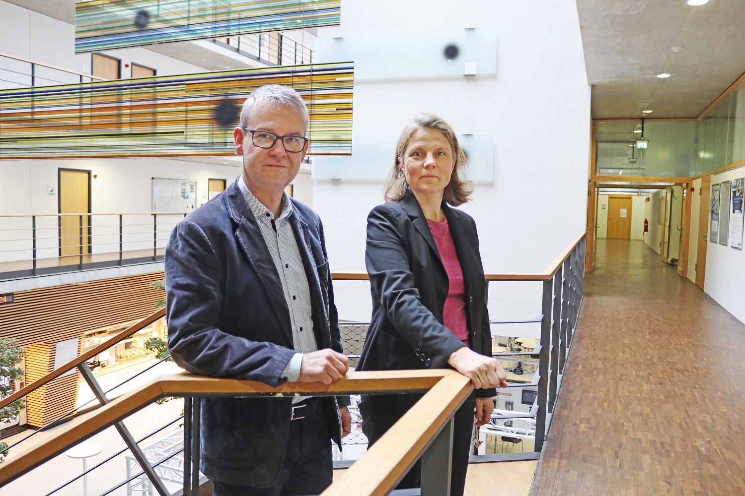 Mann und Frau am Campus Göppingen der Hochschule Esslingen