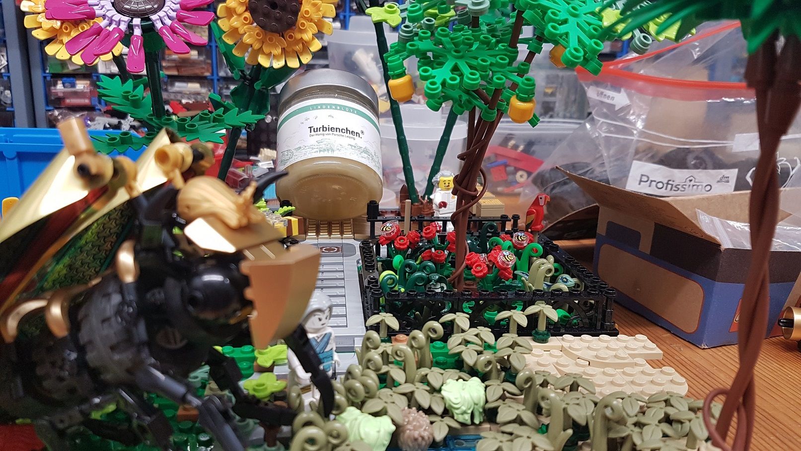 Blick auf einen Lego-Tisch eines Esslinger Professors