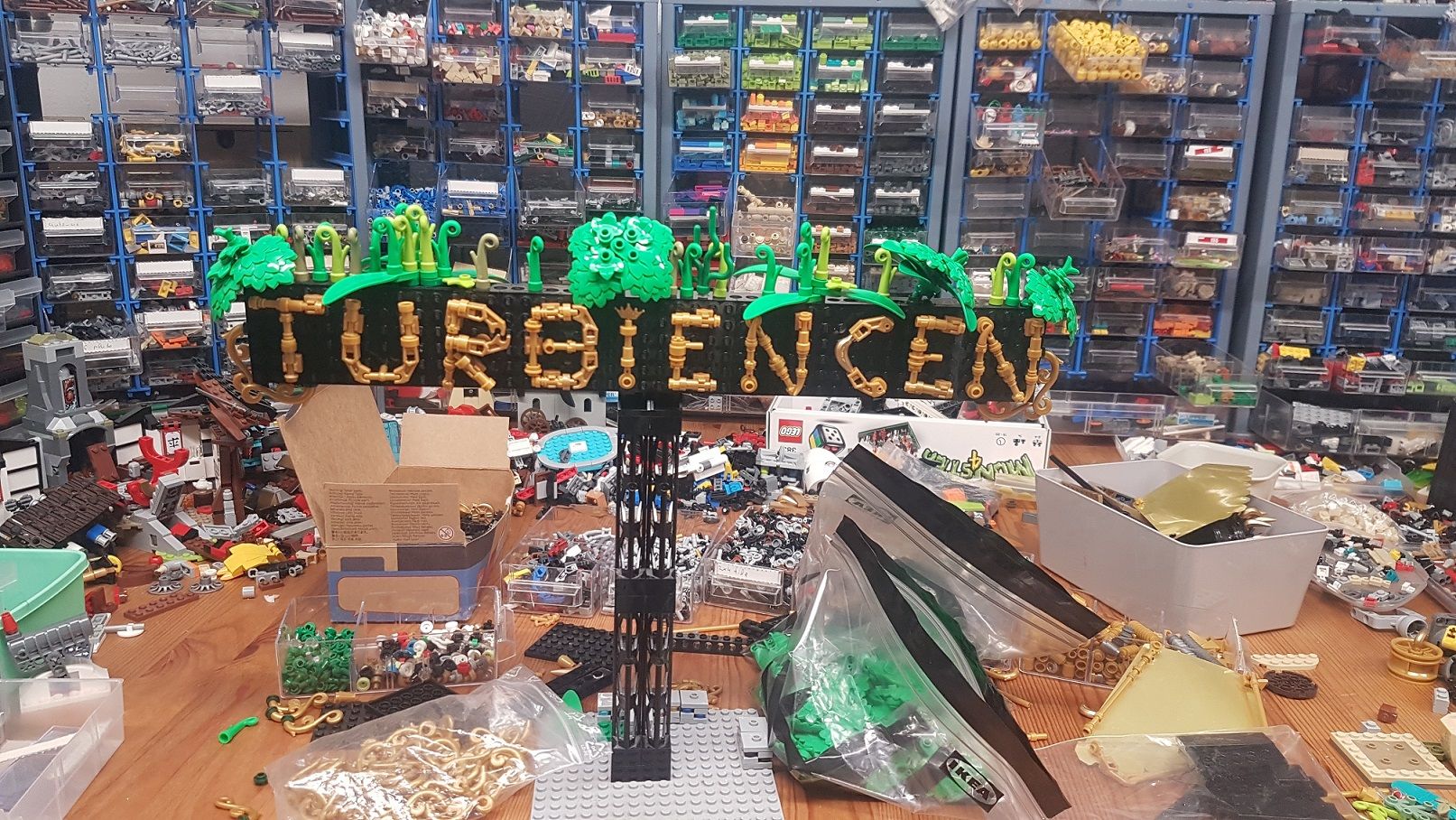 Blick auf einen Lego-Tisch eines Esslinger Professors