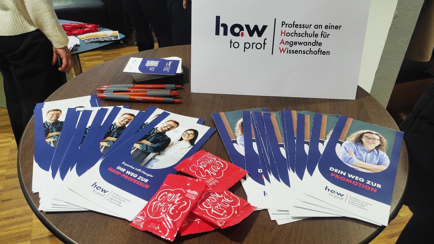 Stehtisch mit Werbematerial zum Projekt How-to-Prof