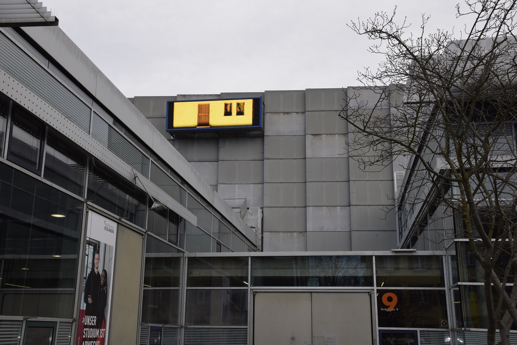 Gebäude 9 mit digitaler Anzeige