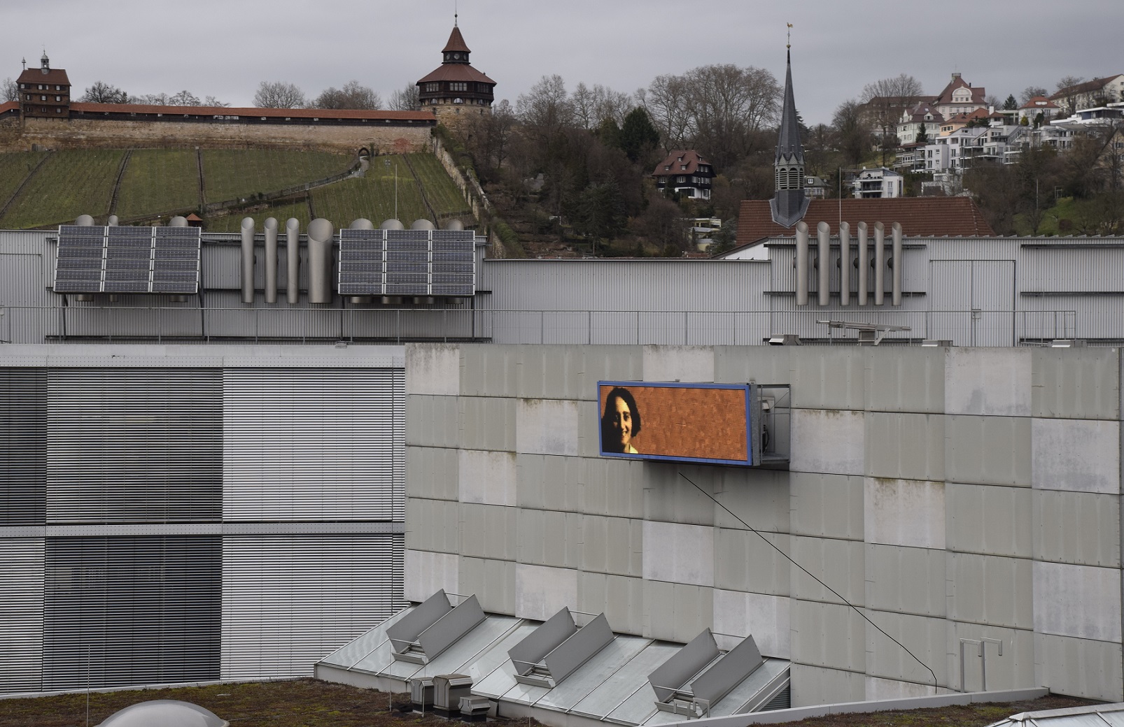 Gebäude 9 mit digitaler Anzeige
