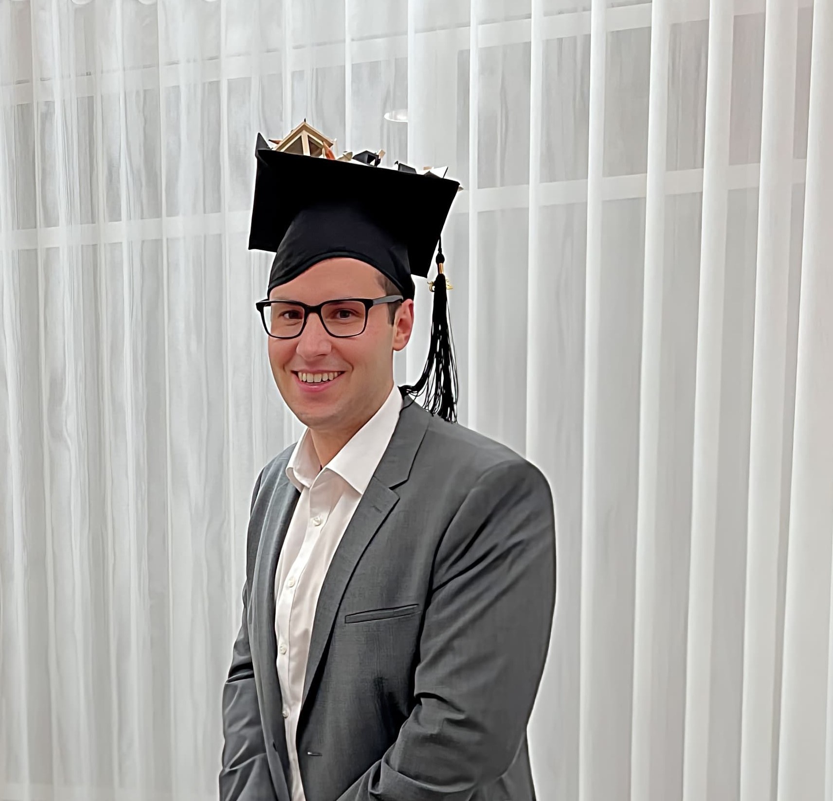 Mann mit Doktorhut
