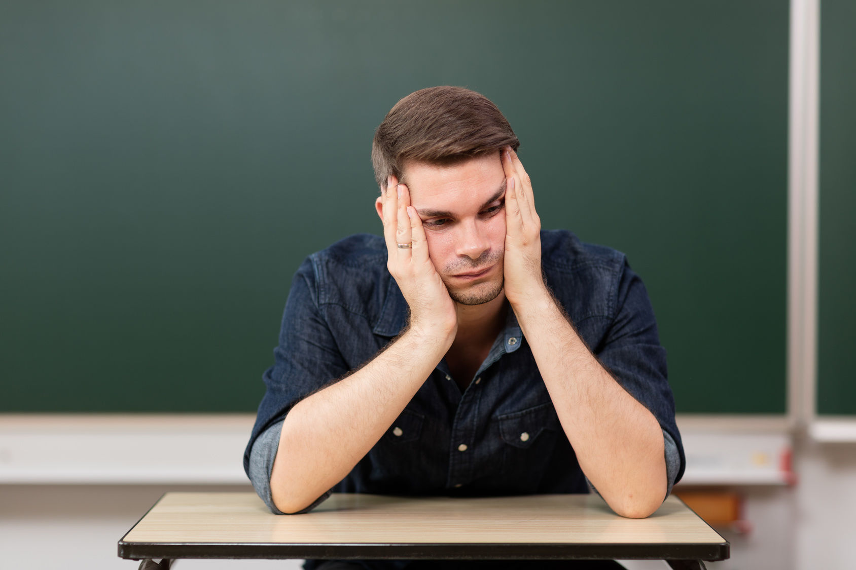 Lehrer mit verzweifelter Geste Studierender mit verzweifelter Geste