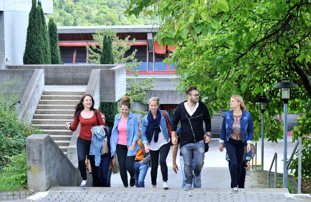 Studierende laufen über den Campus Flandernstraße