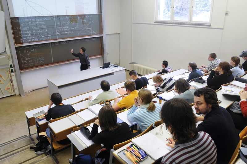 Studierende in der Vorlesung- Sicht von links oben