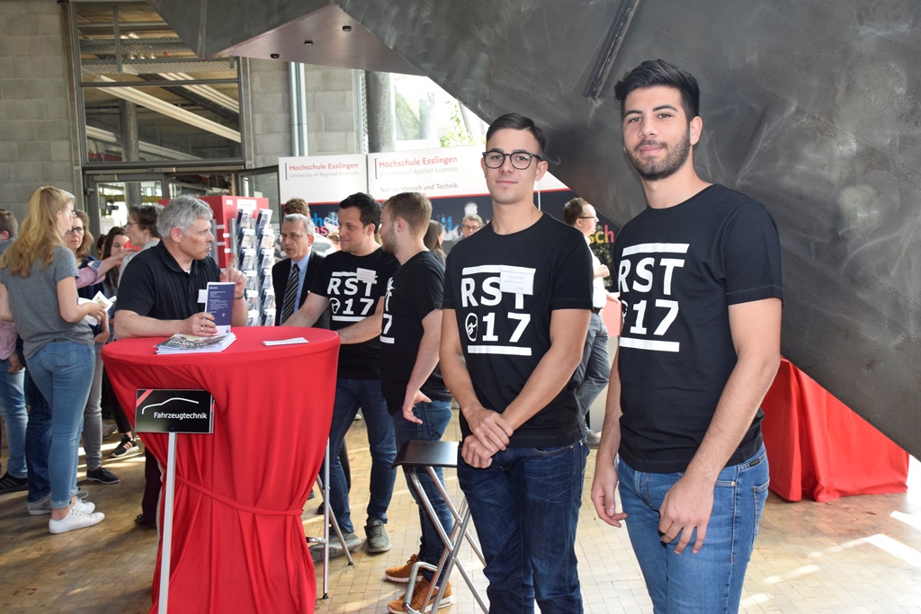 Zwei junge Studenten am Beratungstisch