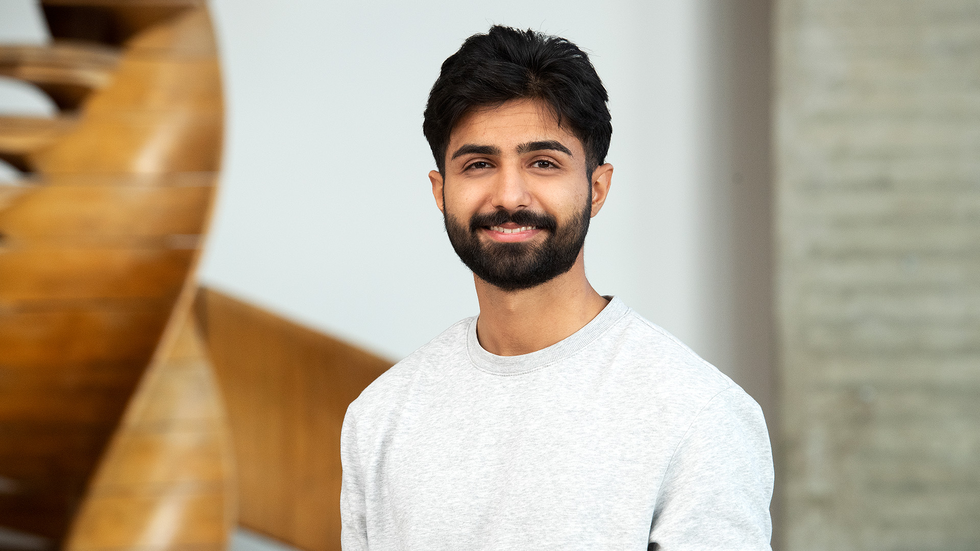 Ilias Mirweis ist Student im Studiengang Wirtschaftsinformatik. Ihn begeistert vor allem die praktische Orientierung.