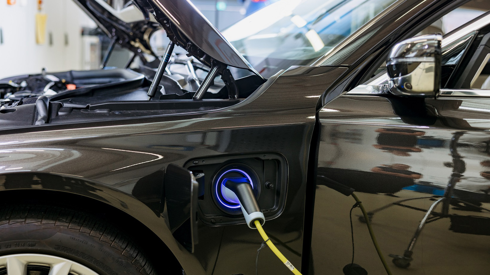 Electric car in the Automotive Engineering laboratory of the Faculty of Mobility and Technology  Copyright information: Hochschule Esslingen, Tobias Fröhner